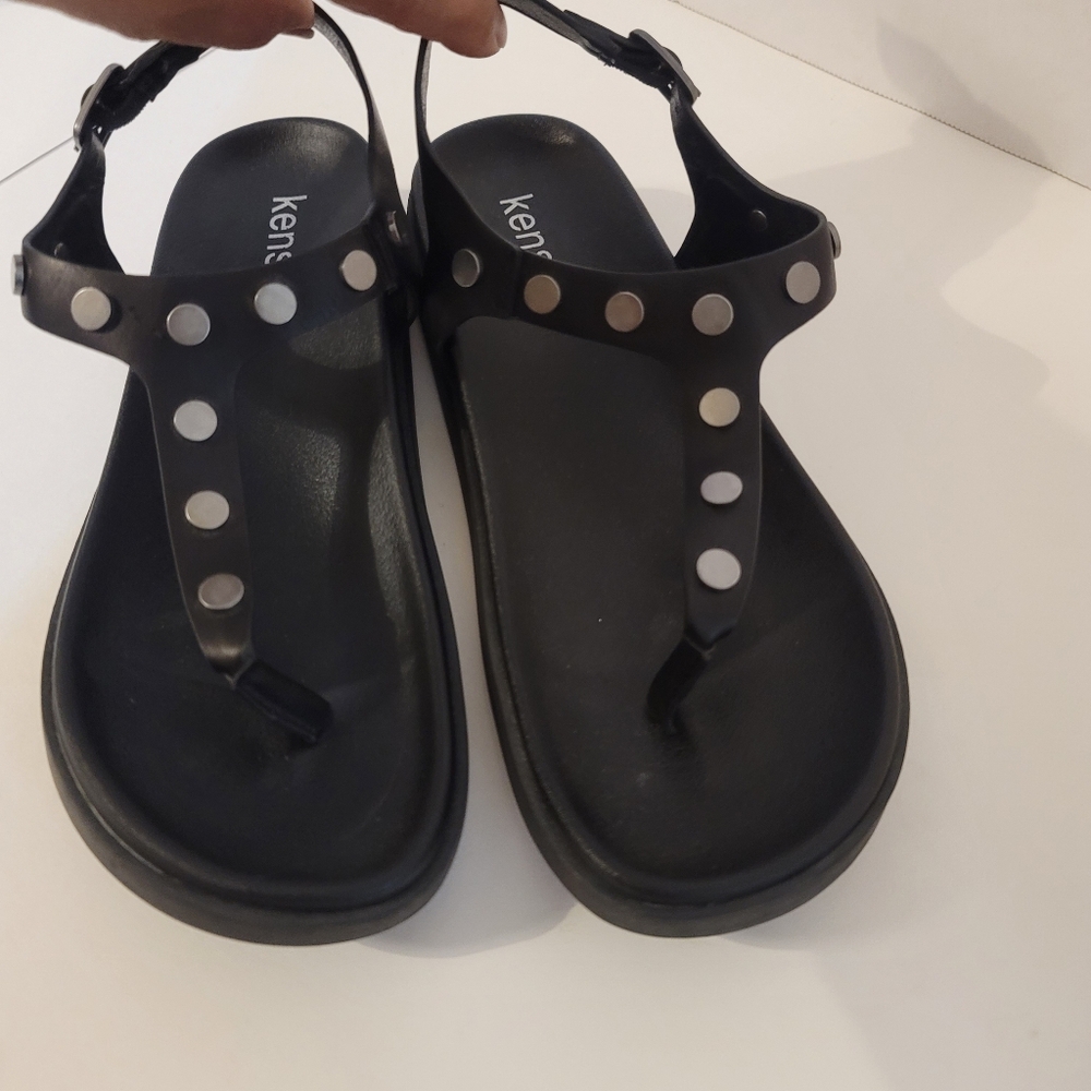 Kensie Women's Fleta Black Studded Faux Leather Cushioned Thong Sandals Size 8